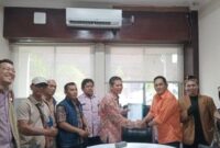 Perwakilan warga saat diterima oleh staf dari Dinas Lingkungan Hidup dan Pertanahan Provinsi Sumsel pada bulan Mei 2025 lalu. foto ist