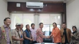 Perwakilan warga saat diterima oleh staf dari Dinas Lingkungan Hidup dan Pertanahan Provinsi Sumsel pada bulan Mei 2025 lalu. foto ist